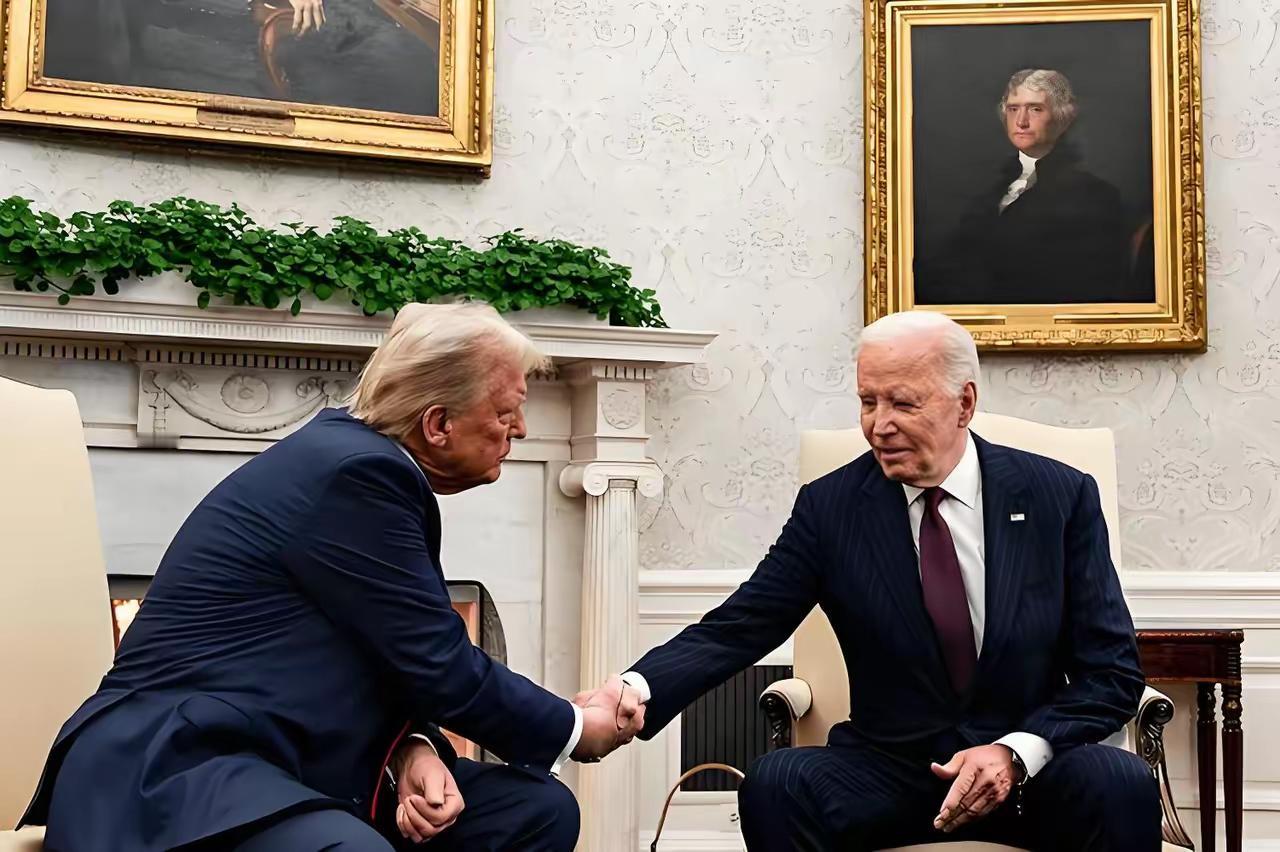 特朗普处处看不起拜登，而从爱泼斯坦公布的文件中，拜登胜了特朗普一筹。​爱泼斯