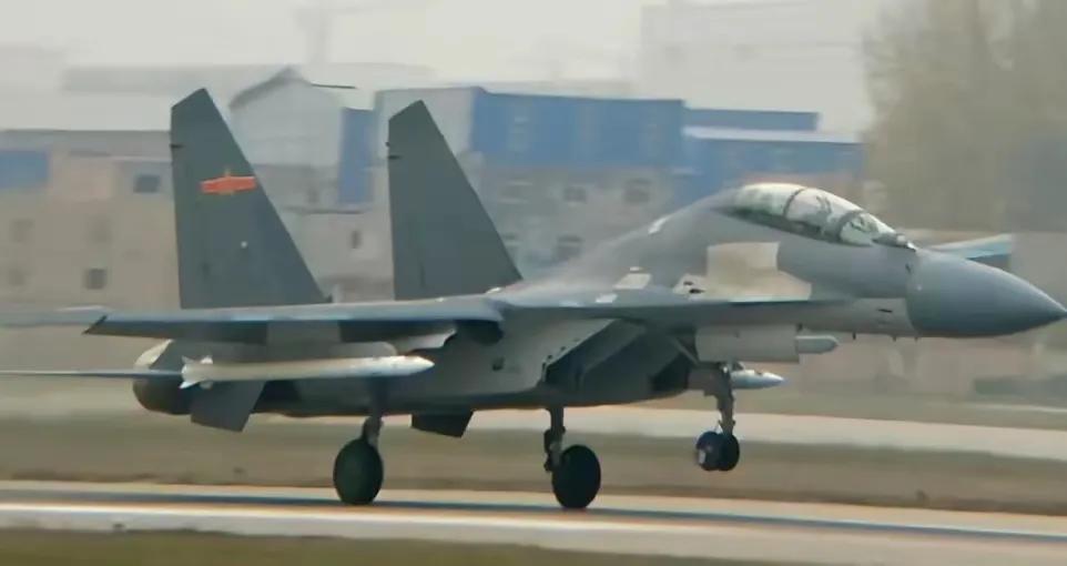 阿美：阿中，我发现你现在是真狂啊！阿中：我哪狂了？阿美：这刚官宣列装没多久的