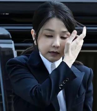 具俊晔为爱妻大S塑造的雕像，完全是金建希的翻版，这神态和气质如出一辙。大S和金