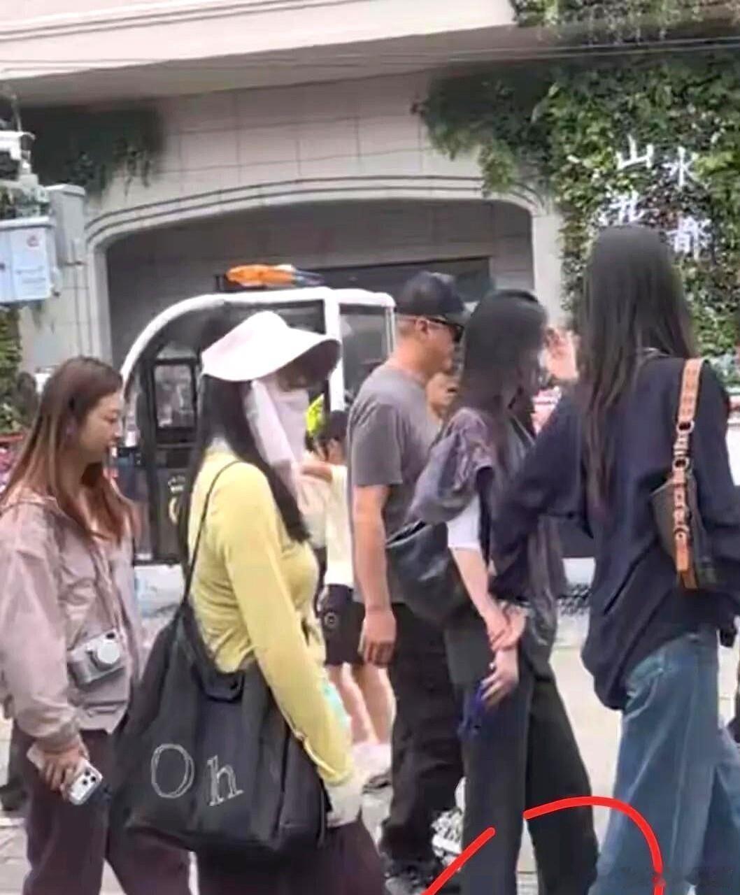 20岁的李嫣身高将近175，现身昆明街头穿着奶奶鞋，身旁堂姐高出半头接近180，