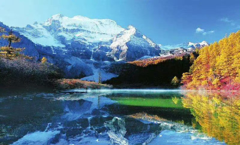 稻城，一个随手即拍出大片的地方，一旦去过，便会念念不忘，住进每个人的心里。