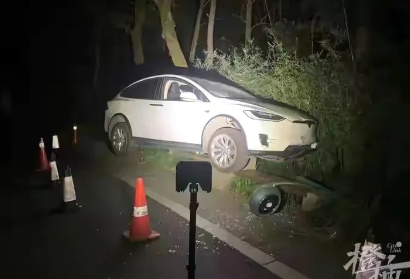 “我坐副驾驶，不能算做酒驾！”浙江杭州，发生一起非常奇葩的交通事故，一男子喝完酒