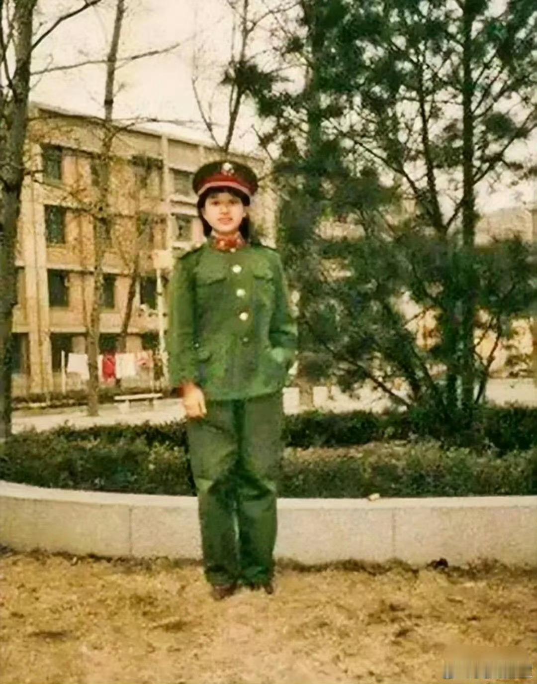 韩红自爆以前是校花，看了她18岁的军装照她果然没骗人