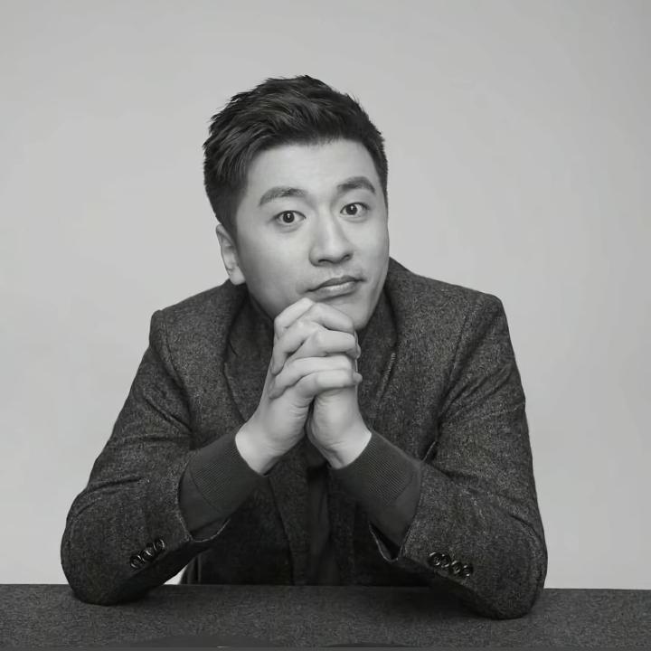 张雪峰这个人，完全不经扒，因为一扒你就会发现，你以为他只是个讲升学的博主，却