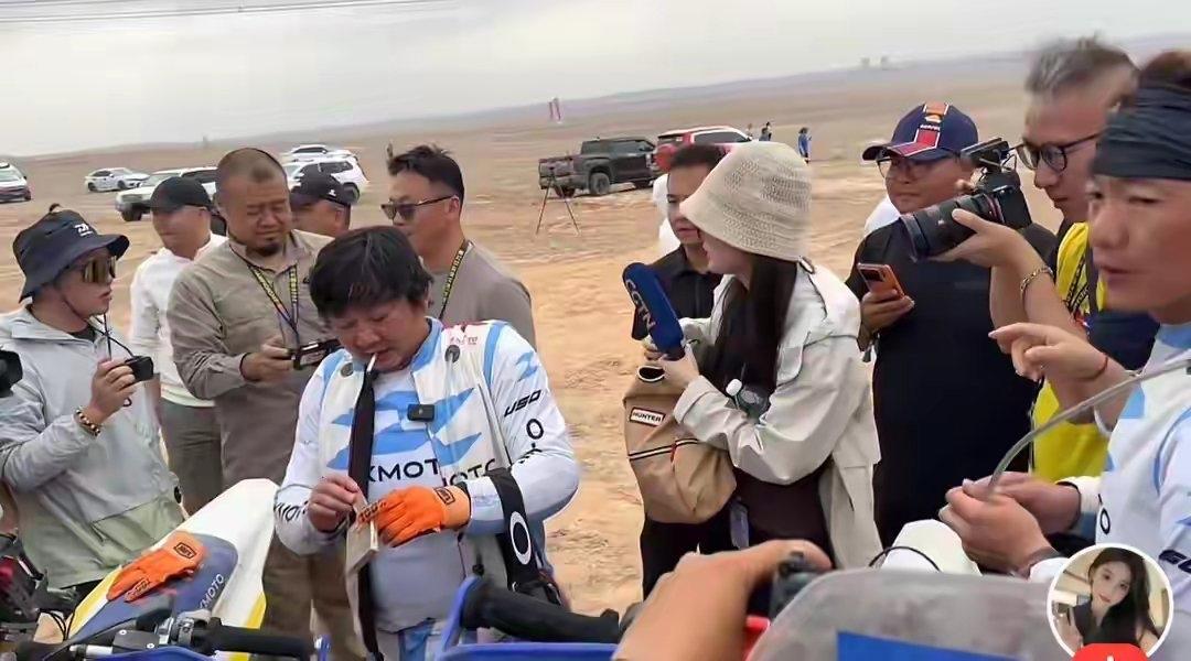 大海道拉力赛排位完，张雪从赛车服兜里掏出包二十块的利群，油手都没擦，挨个往车手跟