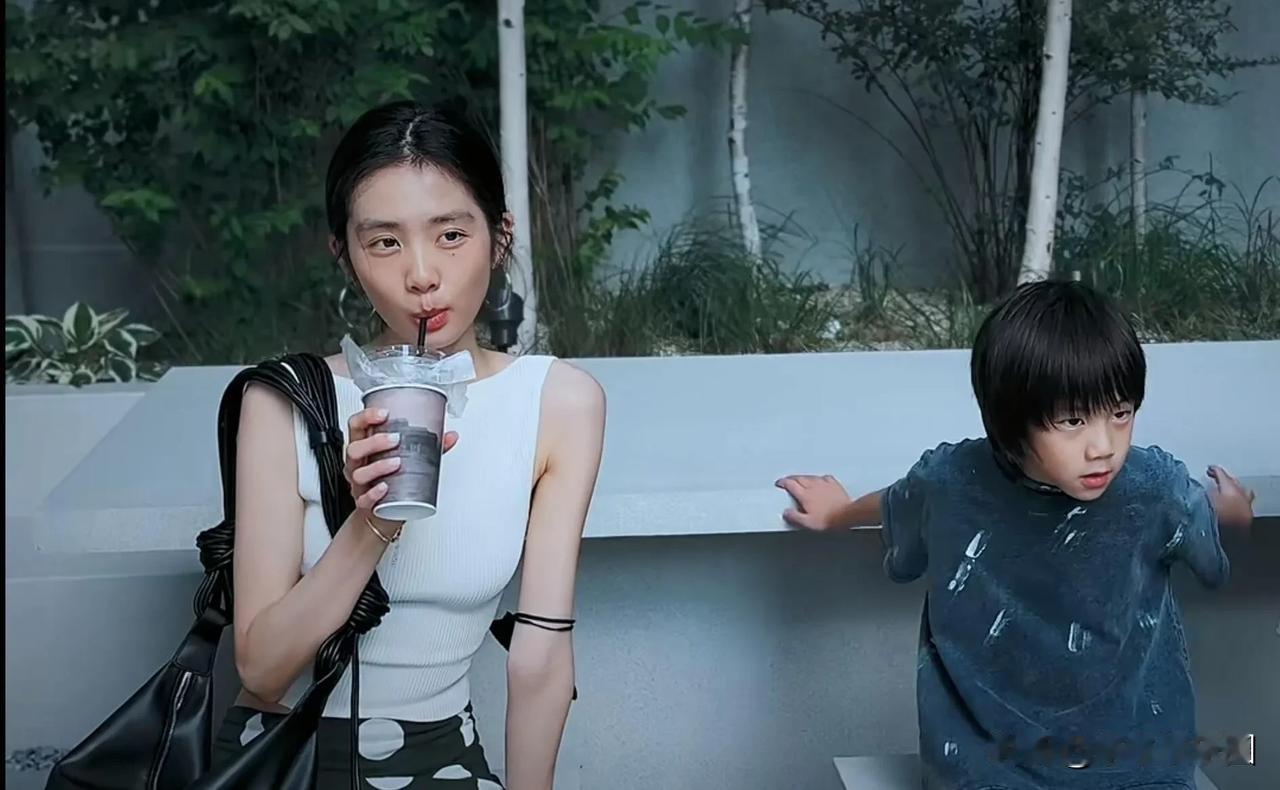 黄多多与弟弟同框啦！画面里，多多时尚感拉满，一旁弟弟颜值吸睛，既遗传爸爸黄磊的神