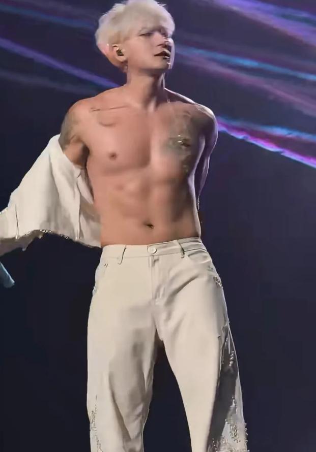 黄子韬演唱会脱衣狂撩秀腹肌，裤子拉链大开，都没管，接着唱！2026年7月18
