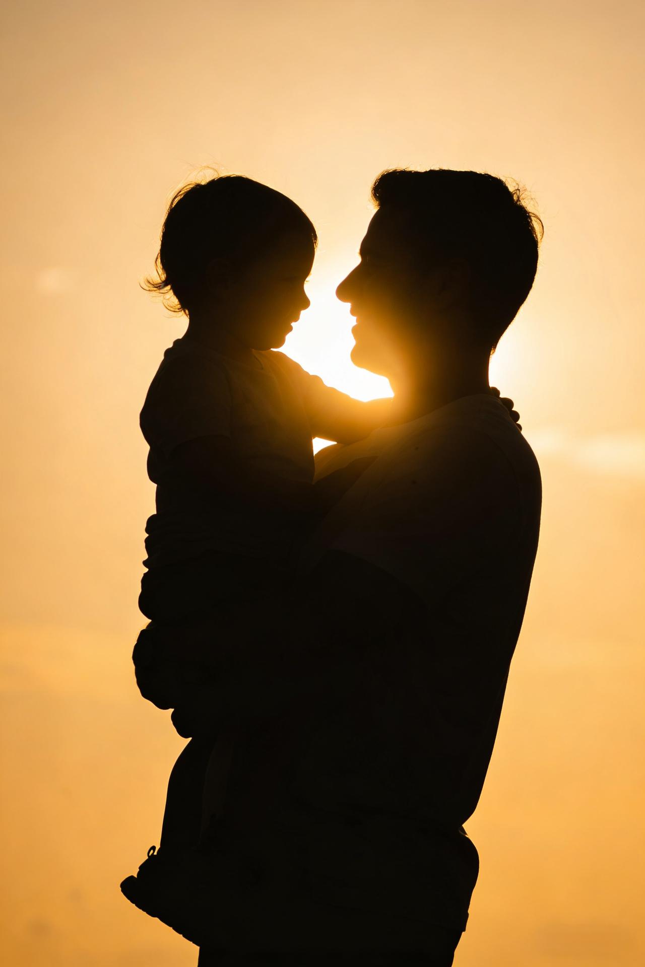 育儿专家说：“爱孩子其实就是两件事：第一，就是你不用情绪，去对待他成长过程中