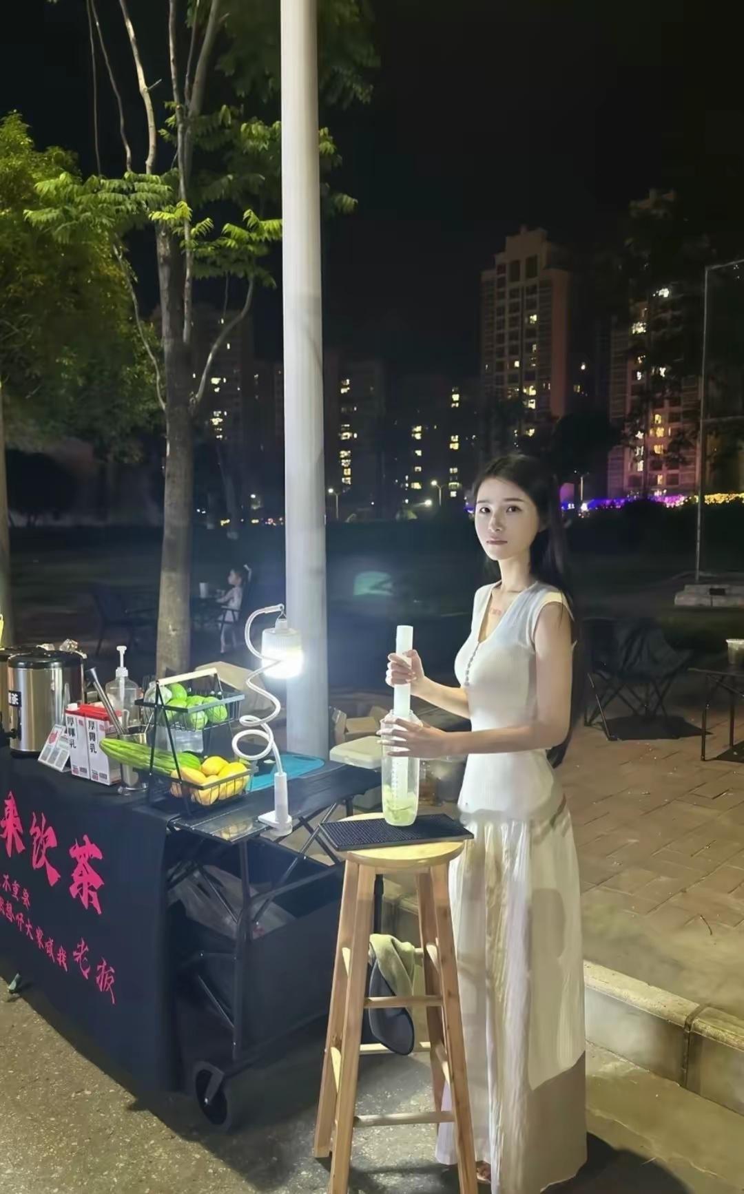 大家觉得这位美女卖这个鲜榨果茶，一个晚上能卖多少钱。