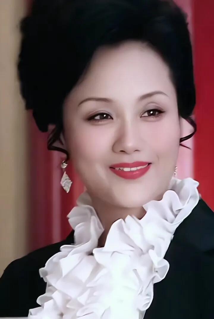 真的是被照片中的美女惊艳到了，为什么每次看到她的照片都觉得这个人很眼熟，但是一直