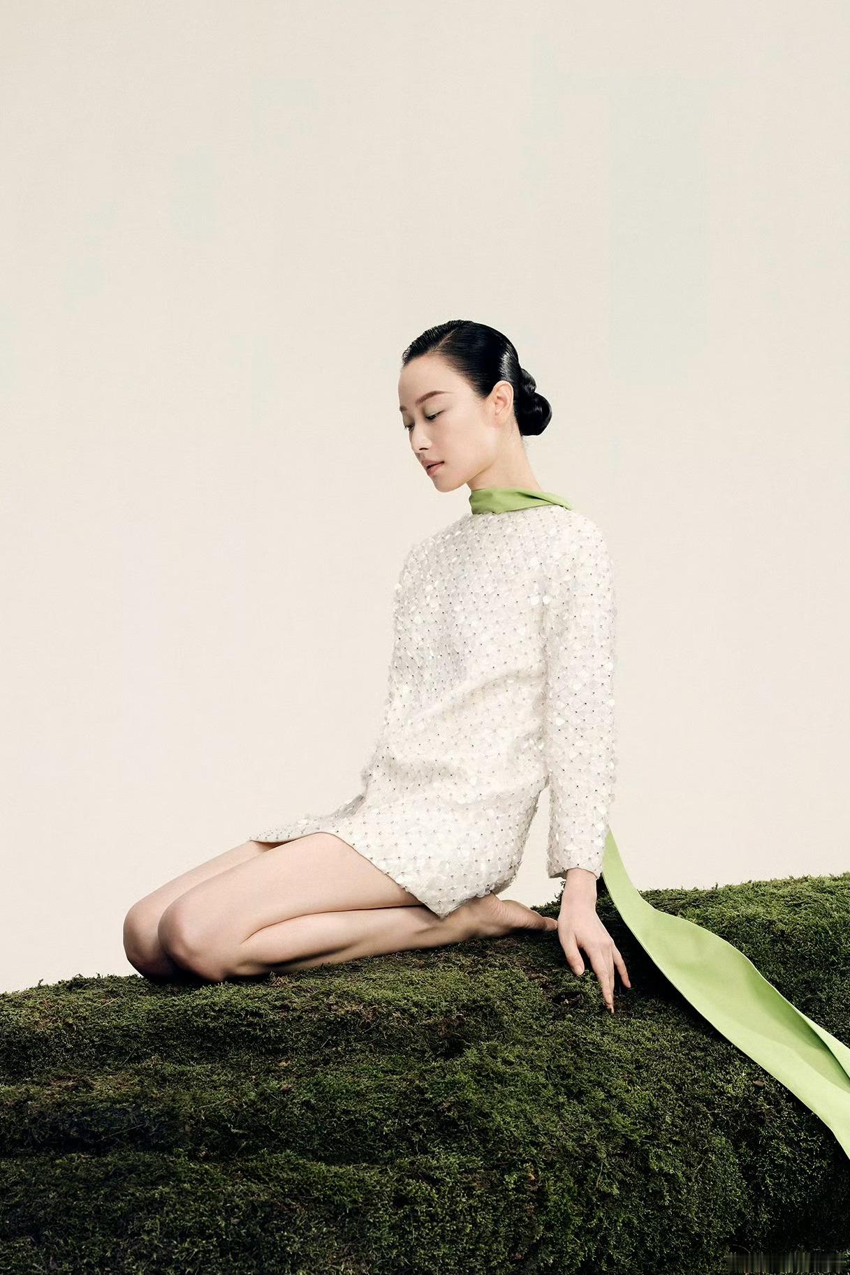 倪妮全新穿搭画报，冷感百变美人。倪妮