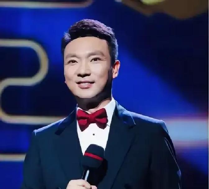 央视主持人康辉说：我下班回到家之后，我太太突然很严肃的跟我说，我可能得跟你谈谈，