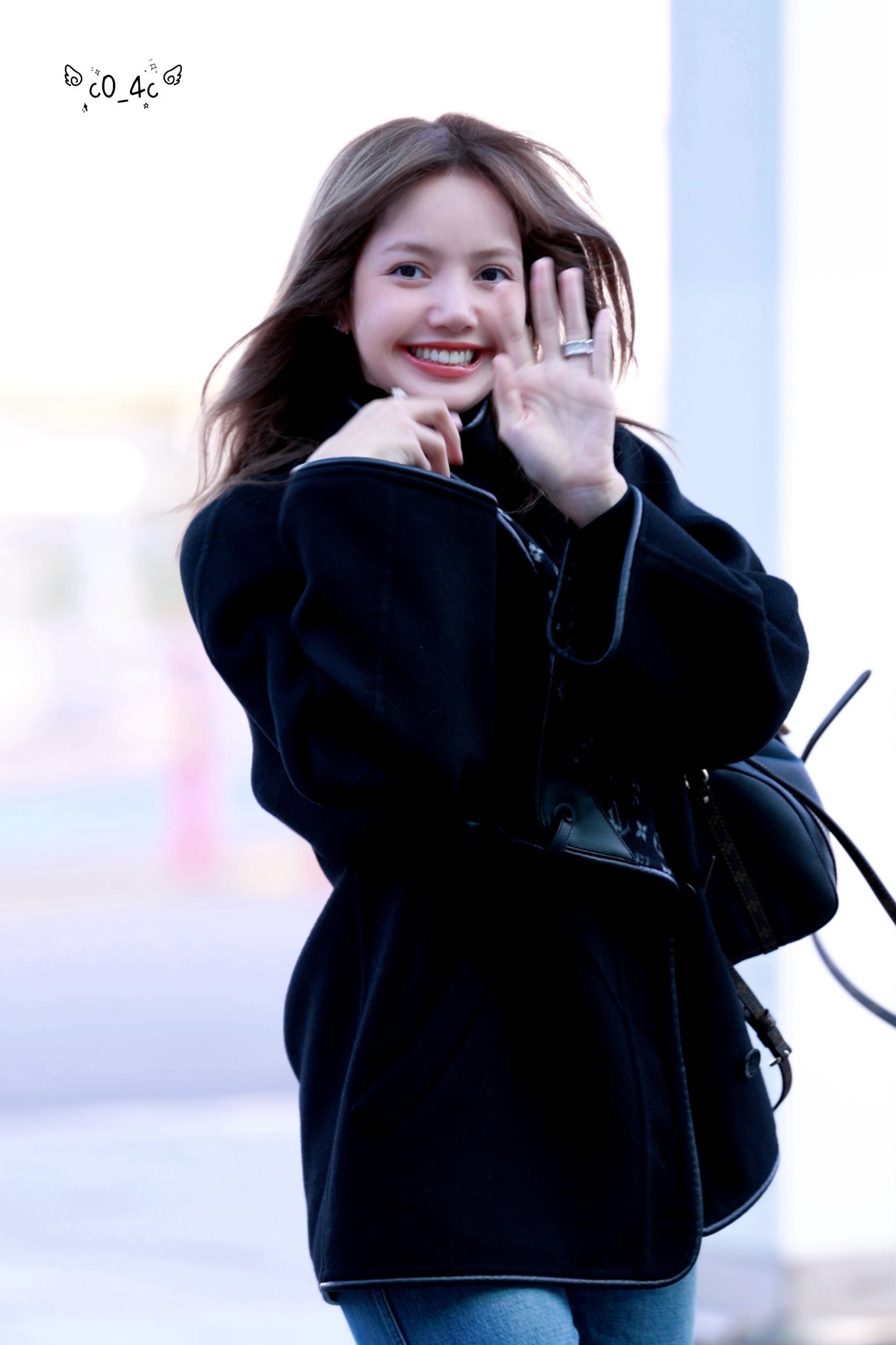 Lisa素颜机场图这跟刚出道时到底有什么区别，完全没有变啊期待Lisa