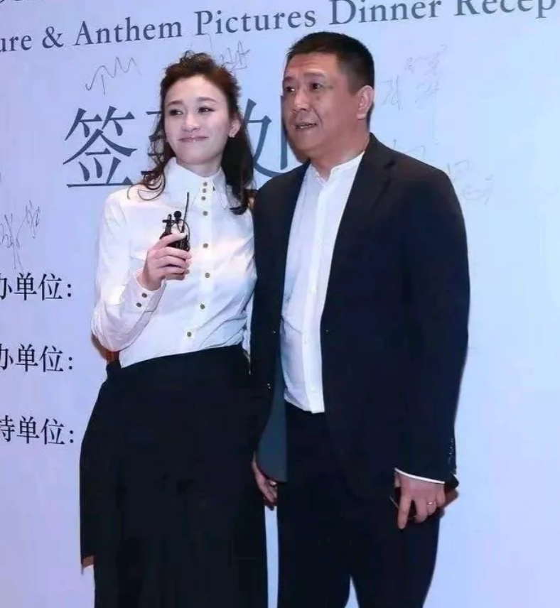 李小冉和她的老公，她的老公叫做徐佳宁，一开始也是一个演员，后来自己开了传媒公司做