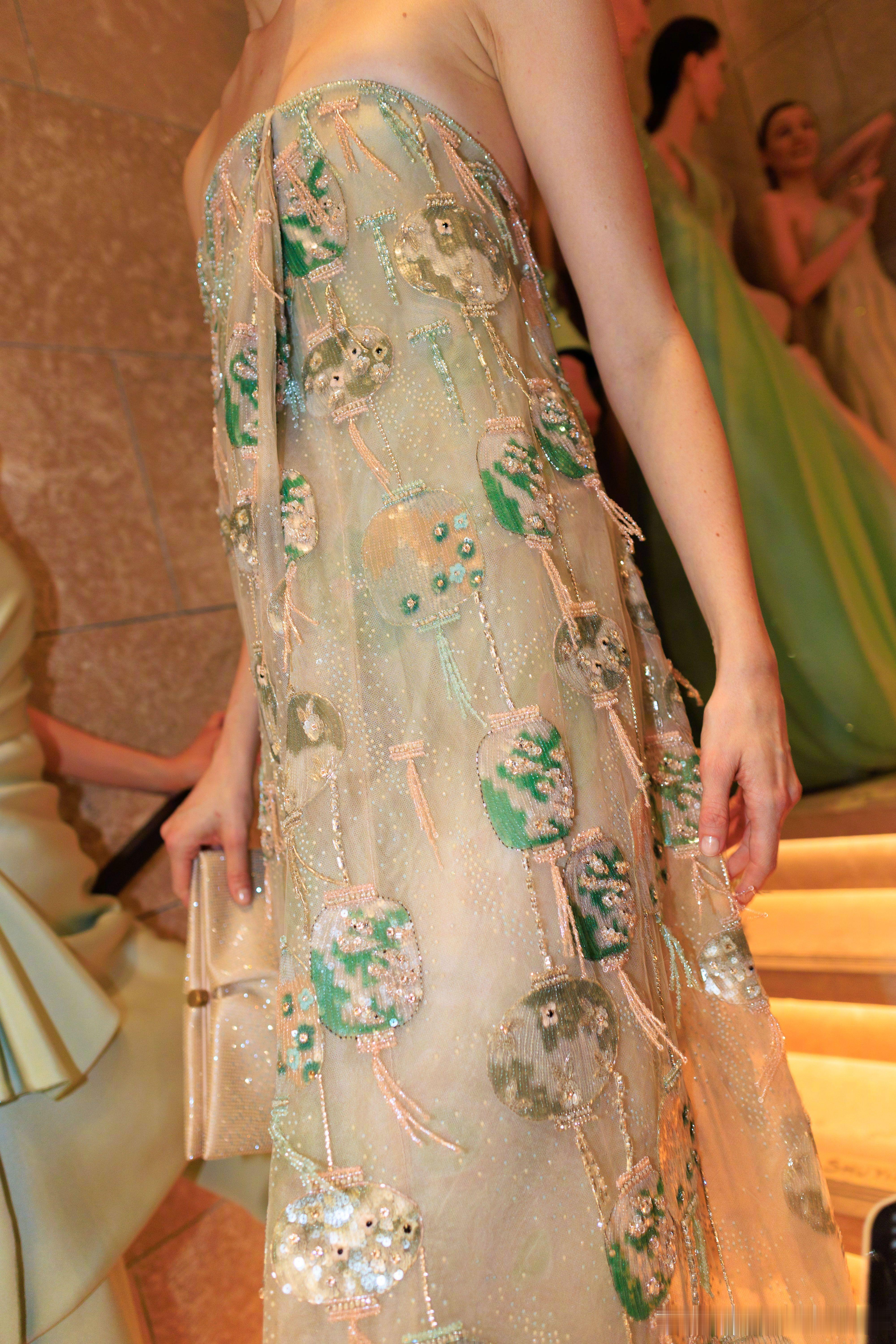 ArmaniPrivé2026春夏系列的精湛细节。主题为「玉之雅韵」，团扇