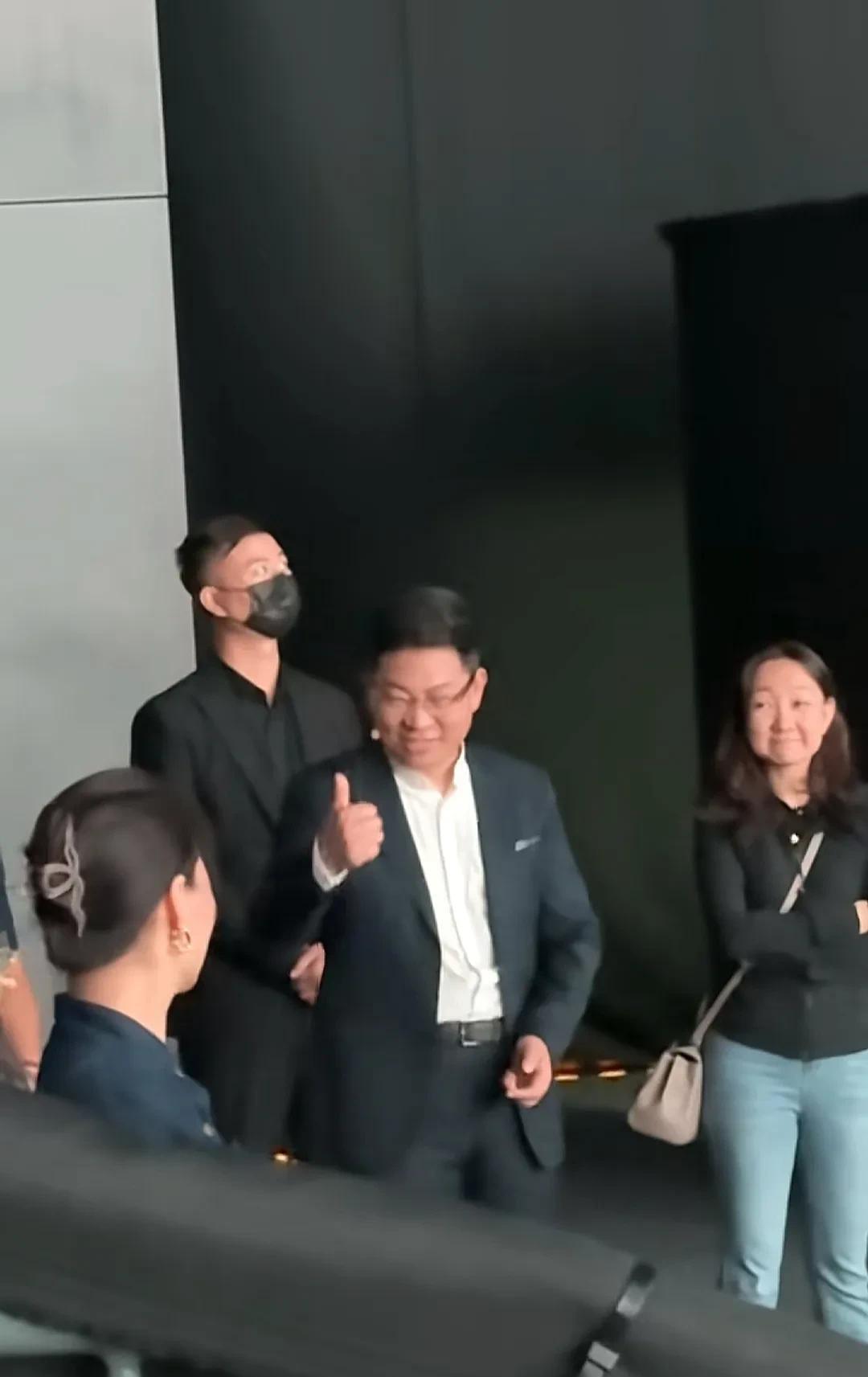鸿蒙智行秋季新品发布会，刘亦菲在台上讲，余承东在台下看，竖大拇指，嘴角上扬AK都