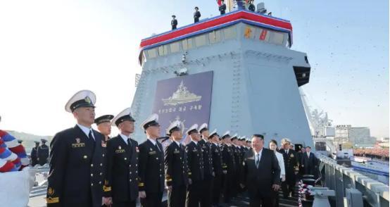 金正恩这回可能真的笑不出来了！4月25日，满落幕的崔贤号驱逐舰下水庆典，却意外引