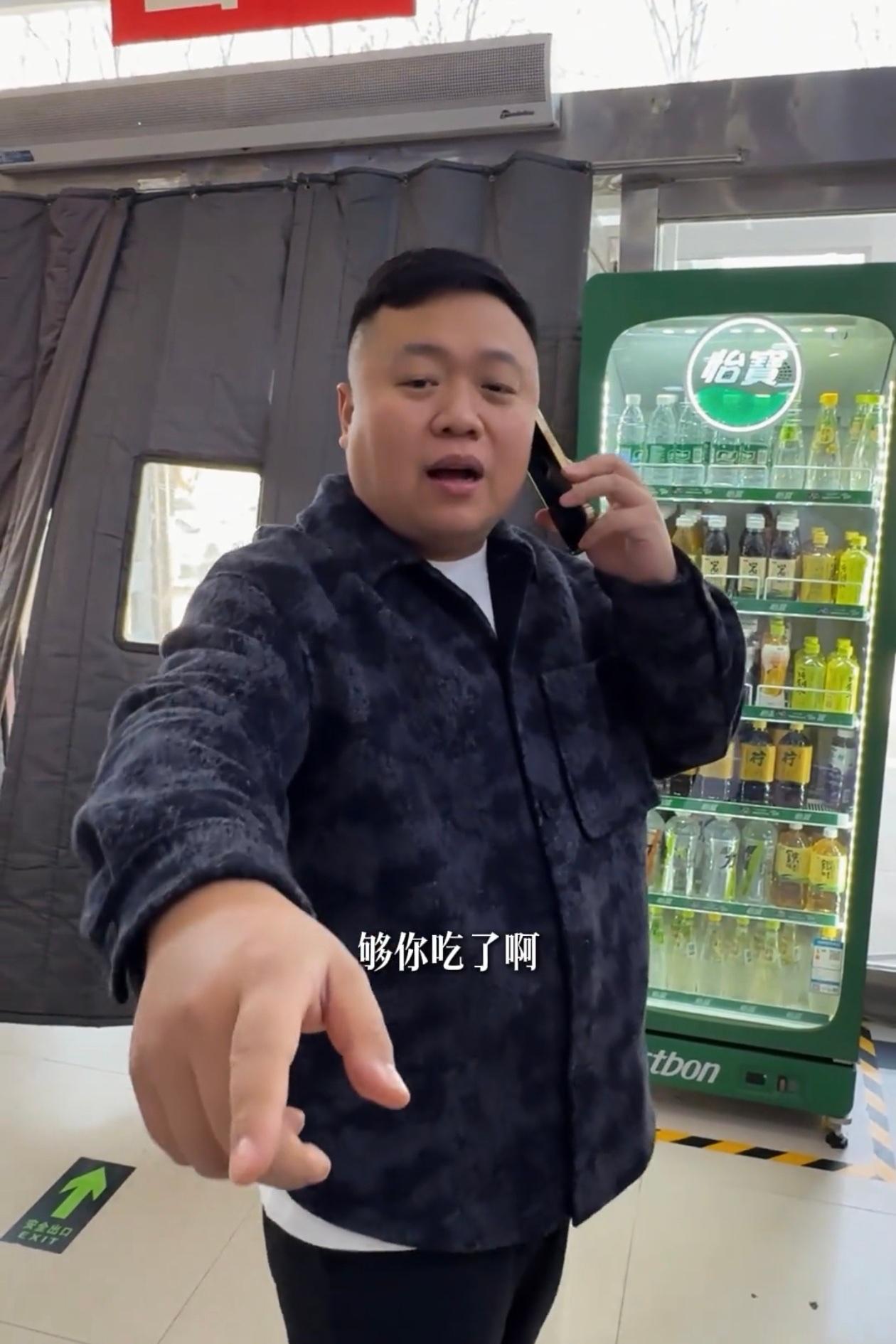 河南小伙饭卡没钱了，喊爸来学校充，爸充完说句够你吃了就走，他和同学去查余额，卡里