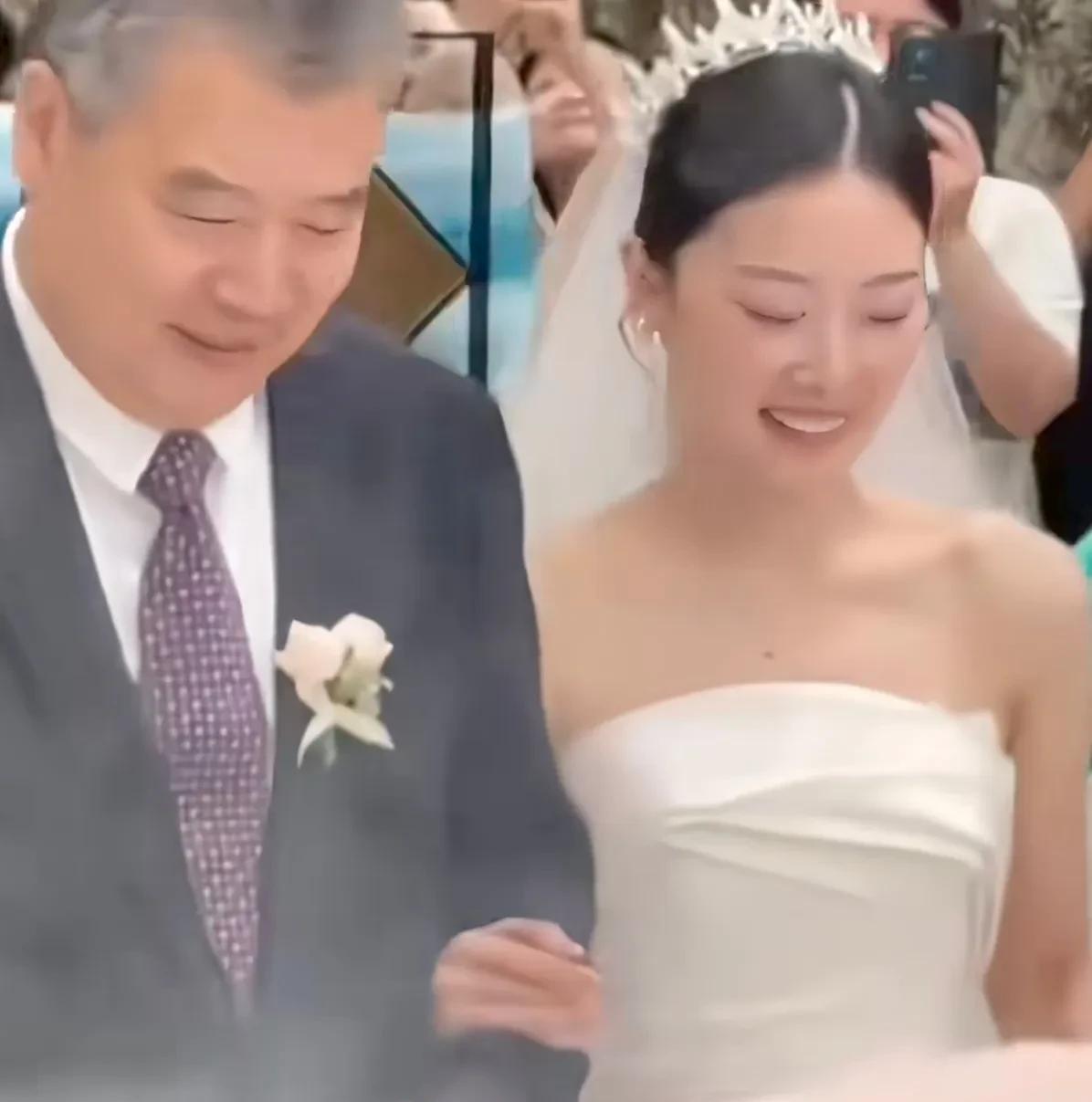 李隼女儿大婚，多位国乒现身，也算是群星闪耀了！一眼认出的就是王楠，手上戴着钻戒