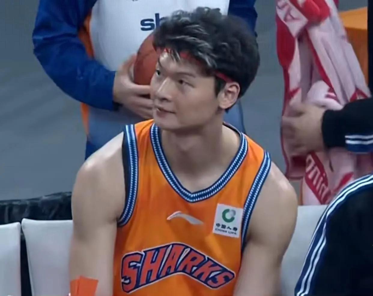 CBA一夜之间彻底变天！上海20连胜神话继续，季后赛最后门票杀出“逆袭者”谁