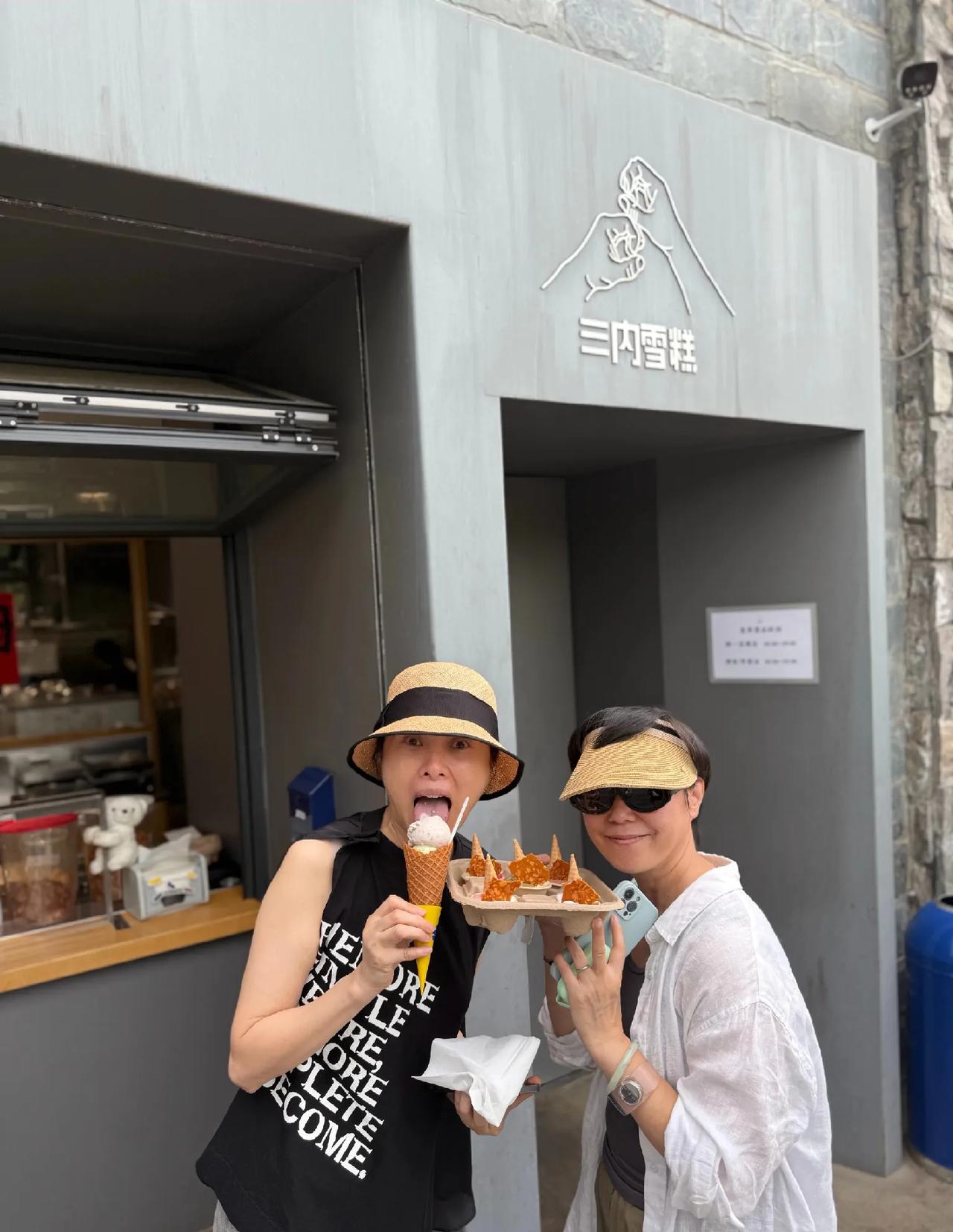 演员吴越近日来到大理旅行，完全素颜，状态松弛。大口舔冰淇淋，边走边拍照，毫无偶像
