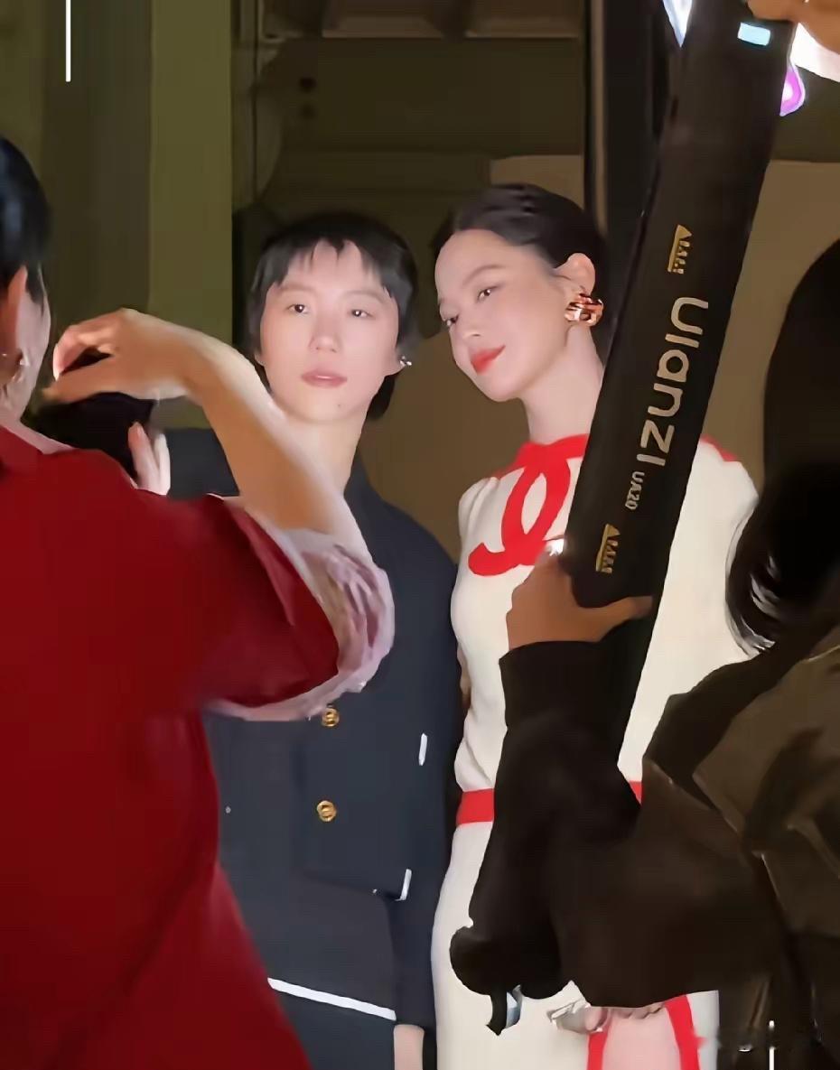 巴黎时装周香奈儿大秀，陈奕迅太太徐濠萦带着女儿陈康堤亮相。母女俩宛如一个模子刻出来，同款淡颜系美女，