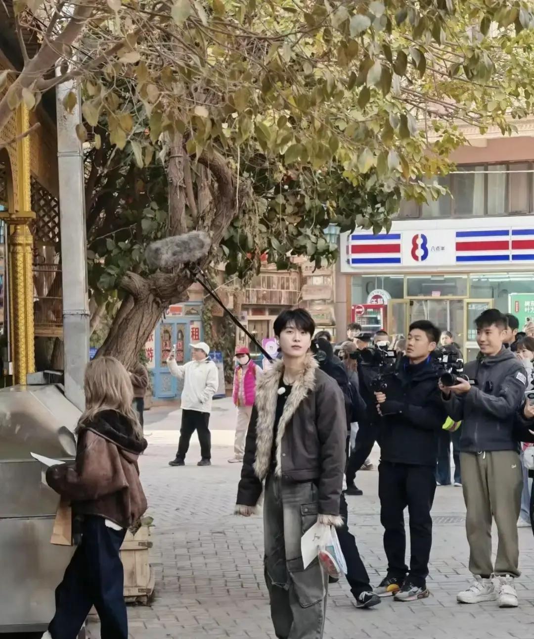 昨晚横店粉丝路透，白鹿跟一米九男主同框被嘲“身高差出戏”，我直接站她：身高从不是