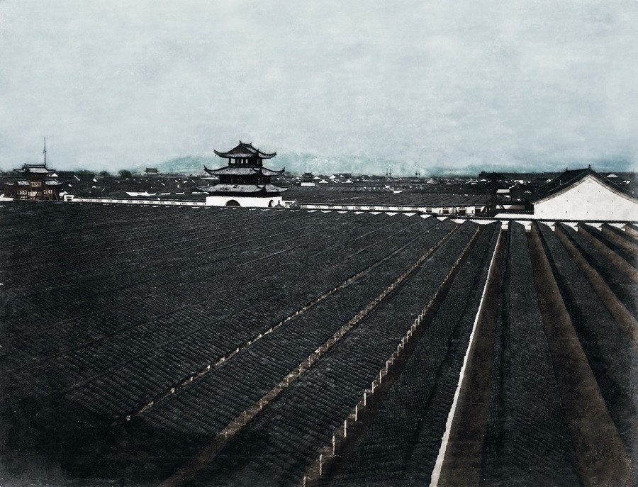 1880年代南京江南贡院老照片，黑瓦铺天盖地，明远楼孤零零立着