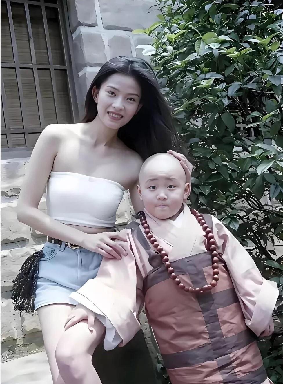 她长得这么好看，我觉得颜值高，身材在线，皮肤又白，风情万种，是集东方美和现代美于