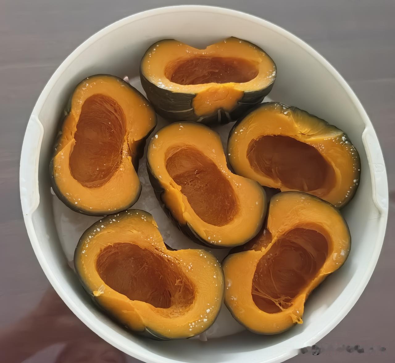 最近算是跟南瓜耗上了。堂妹送来的南瓜品质特别好，可惜从烟台回来发现坏了一个，心