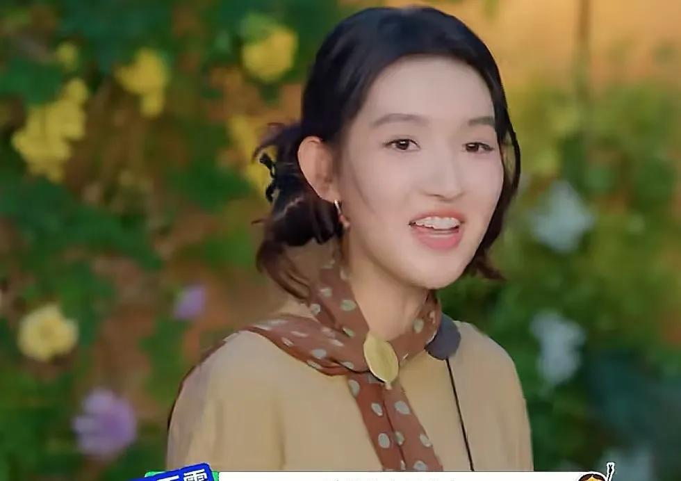 龚俊玩游戏呲个大牙看戏，忘记自己也在玩游戏了，王玉雯：“吐丝你在干什么”，龚俊这