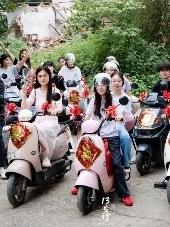 13辆电动车护送班主任出嫁：少年们的“浪漫接亲”，让老师哭成泪人在这个动辄用