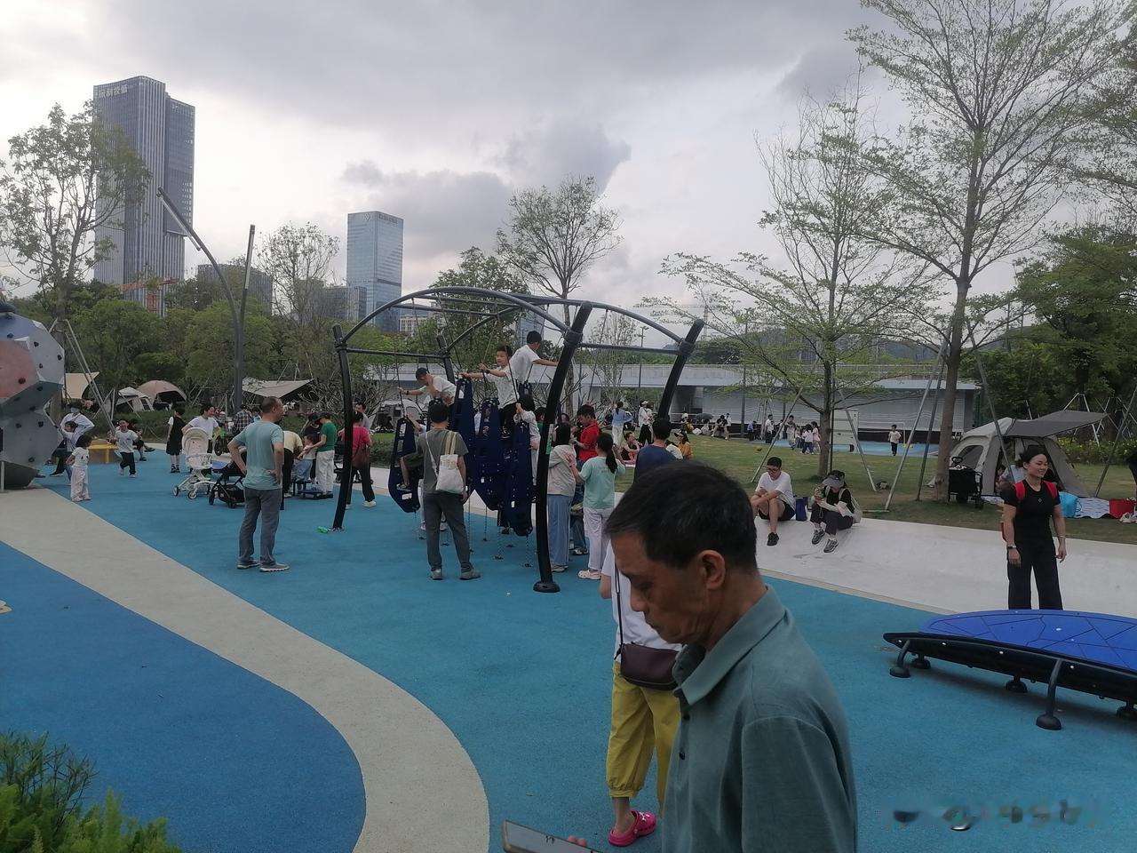 小孩在玩耍，大人旁边观看，既保护小孩安全，又指点小孩练习！