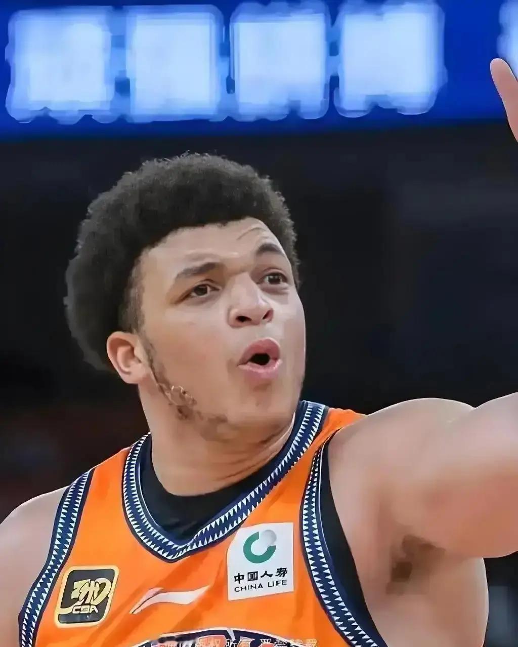 王哲林篮下吃饼暴增11%！这锅得扣在古德温头上。上海最近五场，他场均