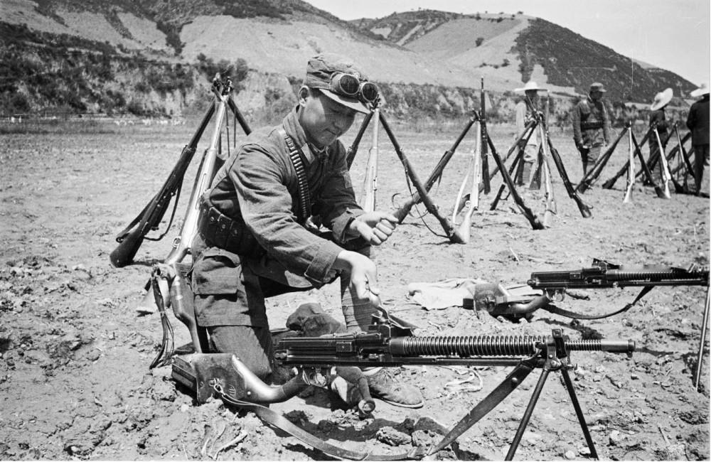 1944年，八路军兵工厂因为缺黄铜，无法生产子弹，一个农民知道后，就来到了根据地