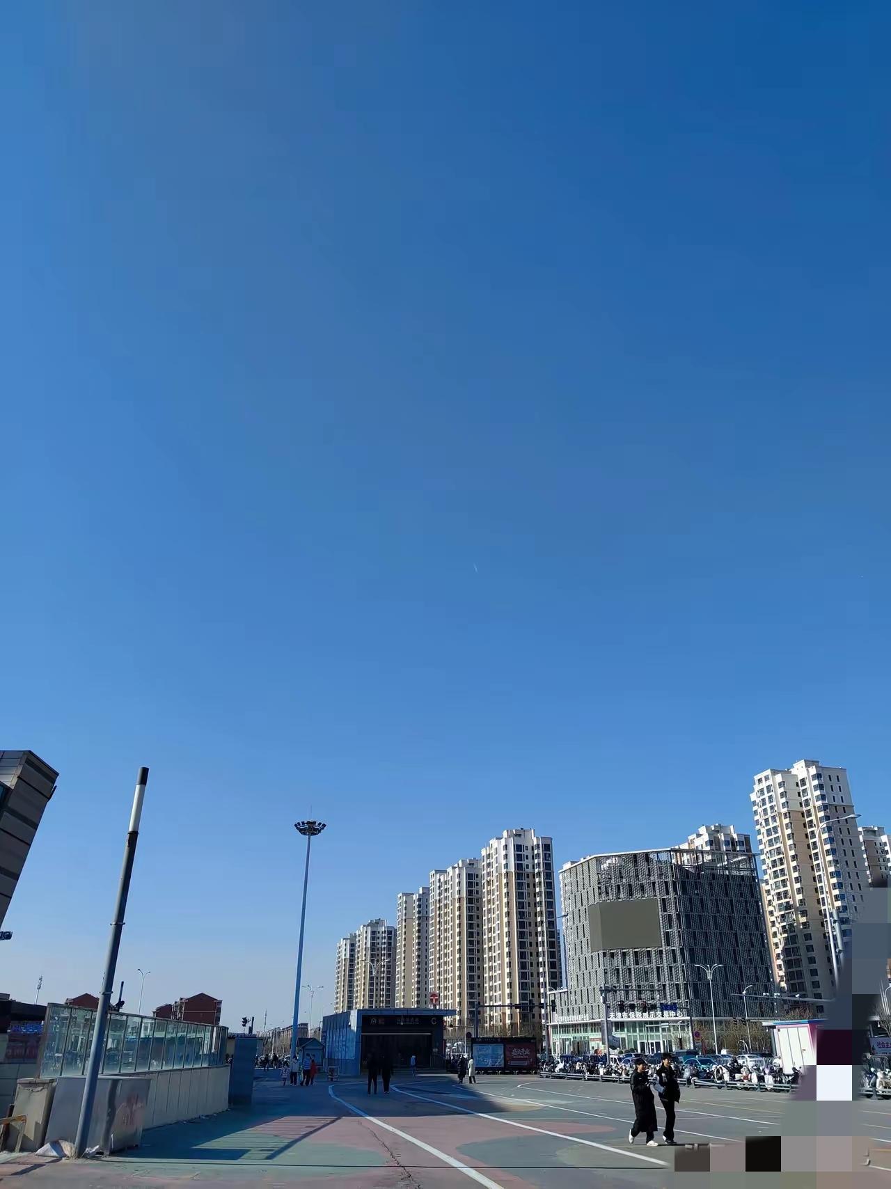 生活里真有个很有意思的现象：经济条件越好的家庭，孩子反而越少；条件一般的家庭