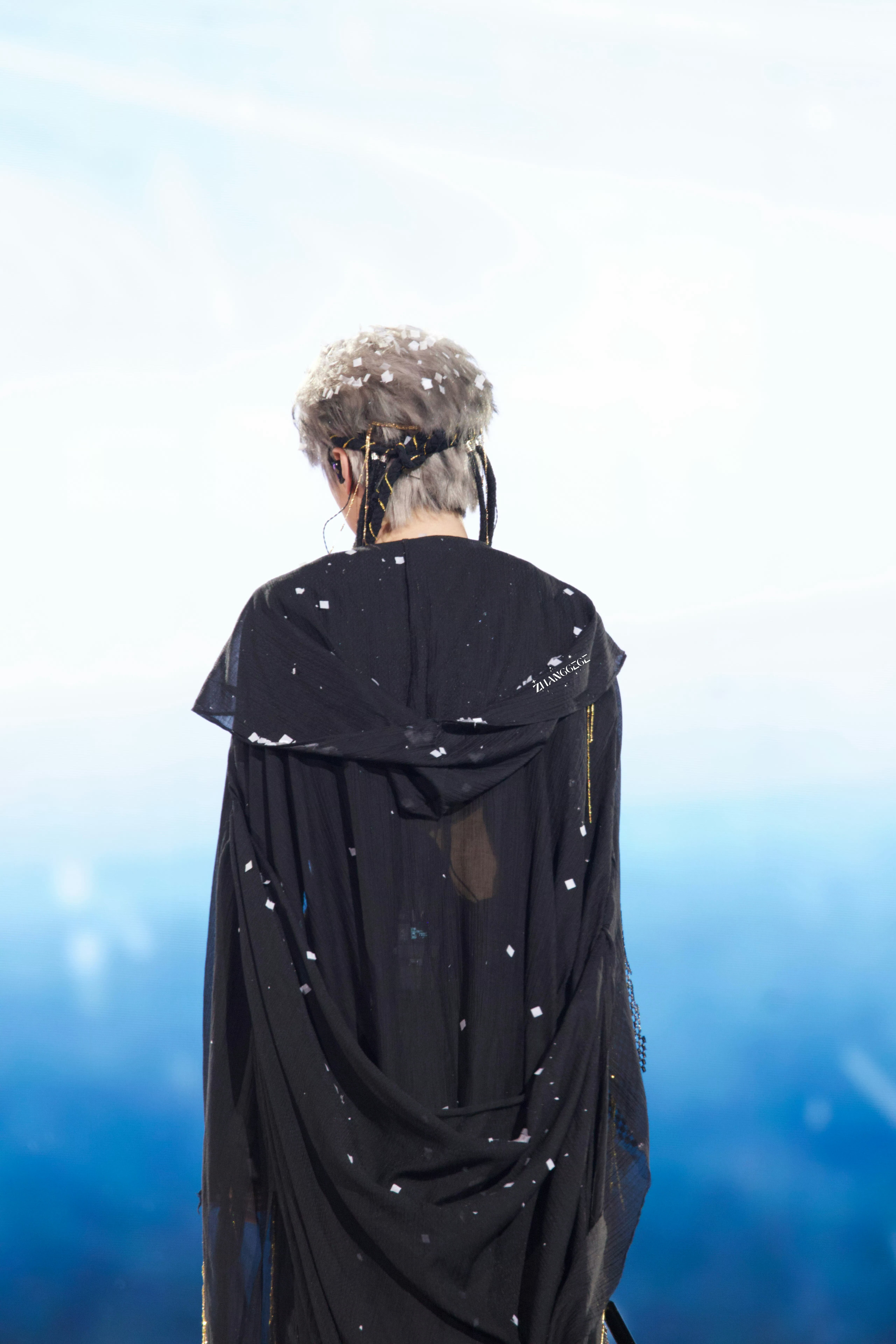 后面竟然是漏腰的