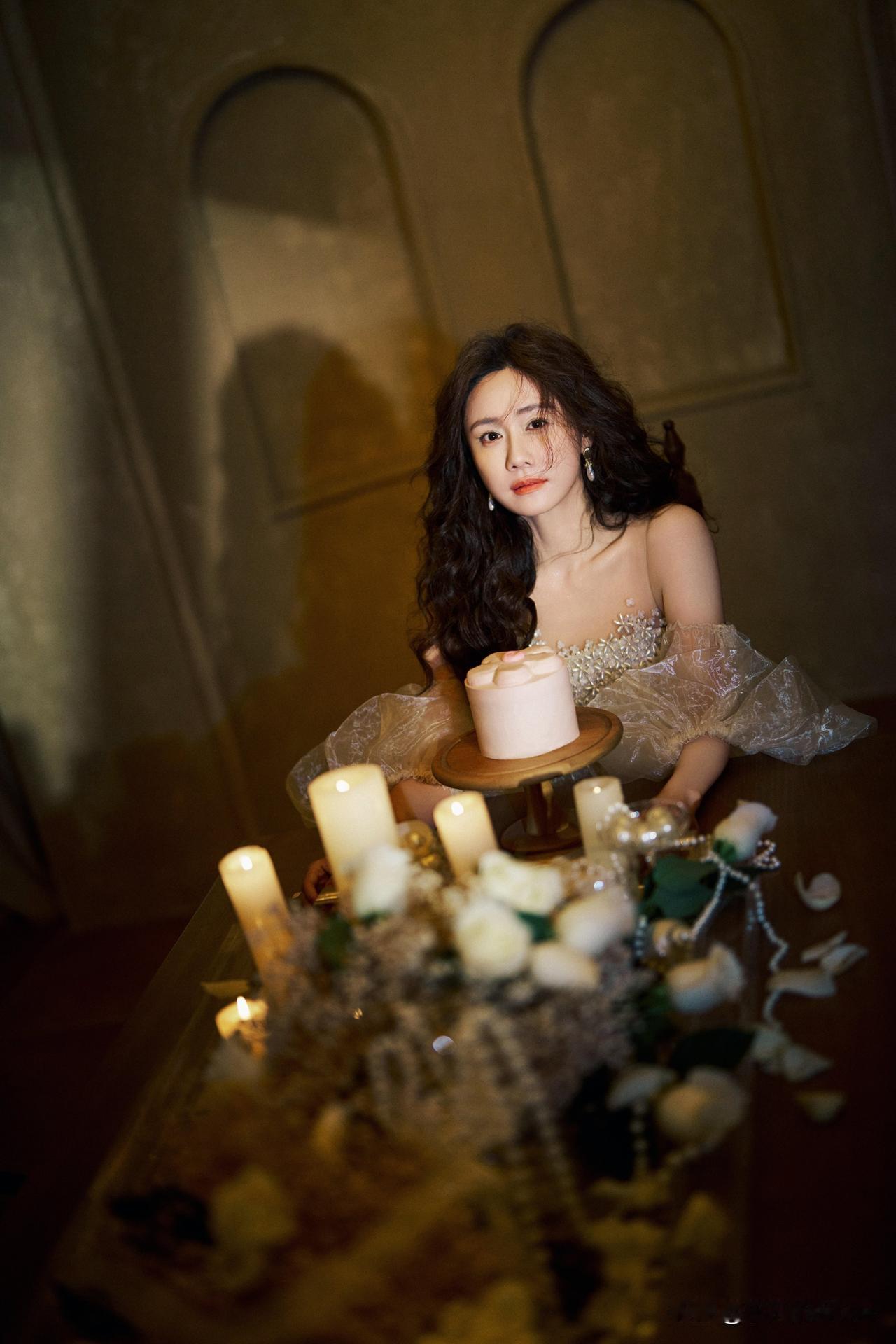 12月26日，郑钧妻子刘芸发文为自己庆生，并配文“祝我生日快乐吧”。原来今天