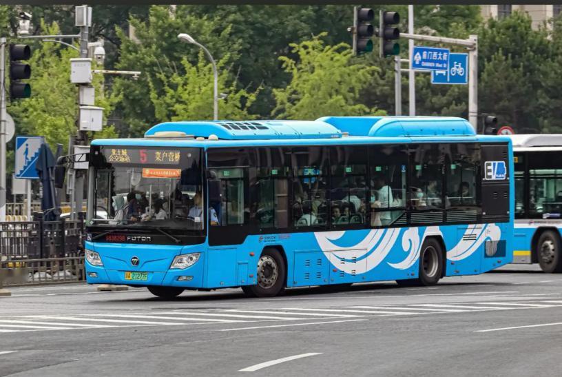 离谱！”甘肃兰州，公交车集团公司规定，气温超30度必须开空调。但是，司机们不敢开