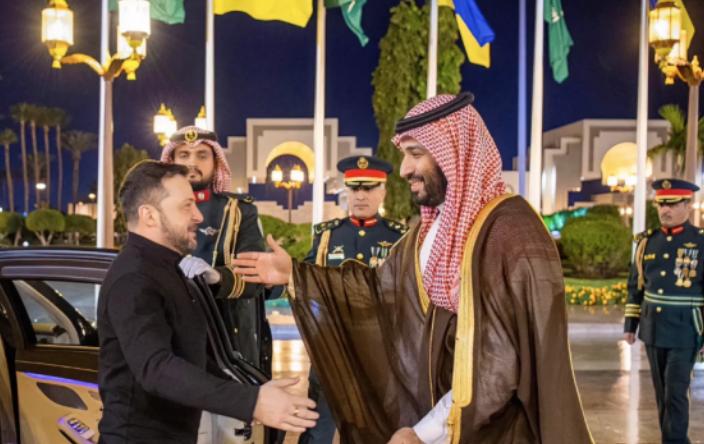 国际上又爆出冷门消息，乌克兰总统泽连斯基，居然瞒着所有人，突然跑到了沙特，其实大