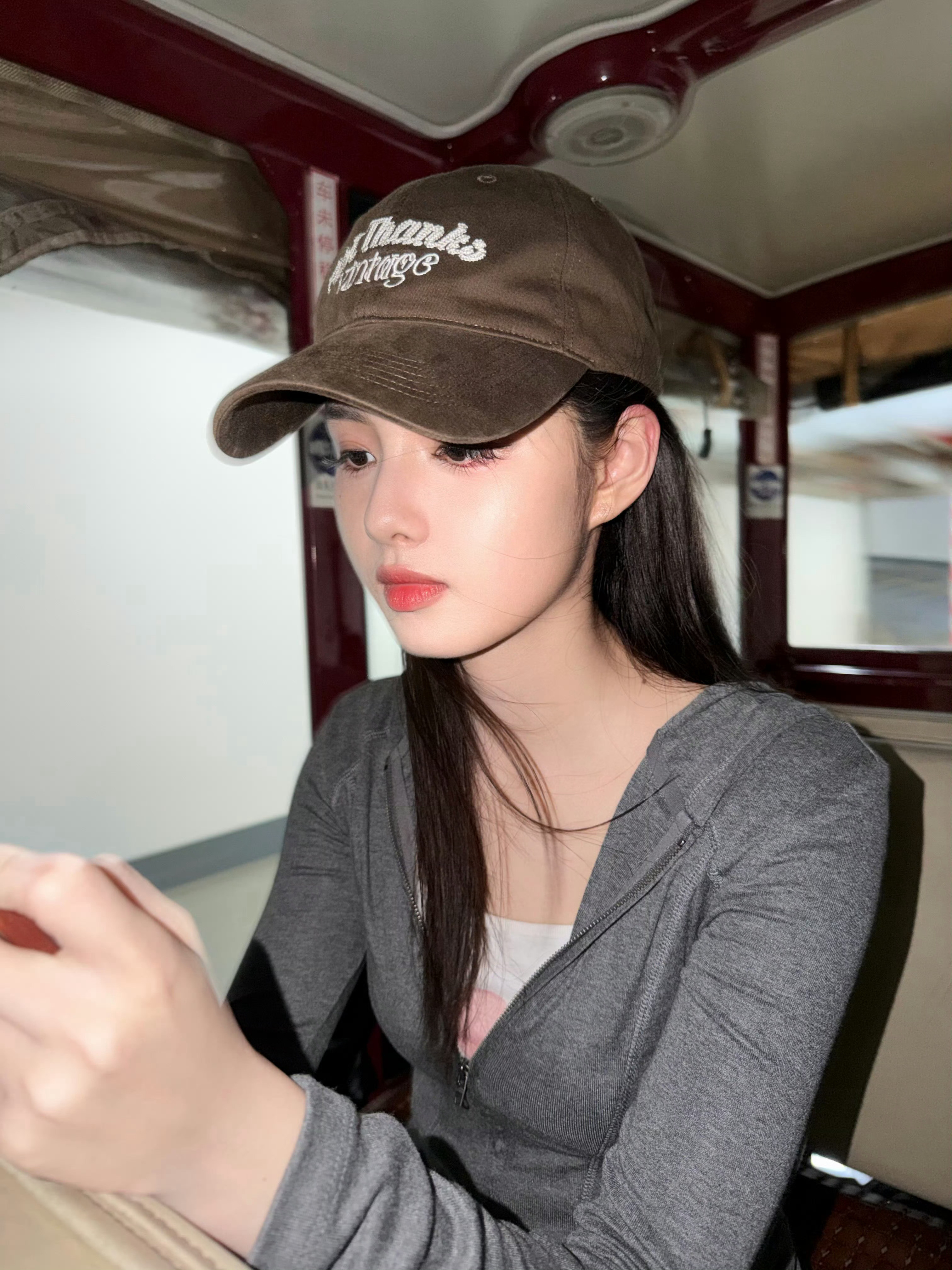 艾米小小年纪已经具备妈咪感了😌​​​
