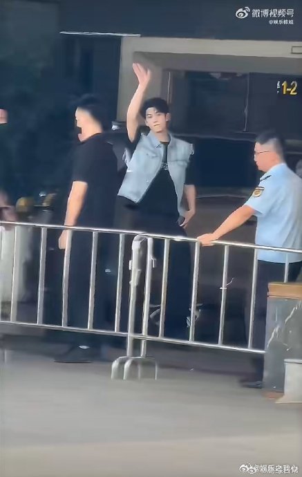 感觉张凌赫有些崩溃了家人们，最近好像感觉到张凌赫有些崩溃了，这事儿可太值得咱们