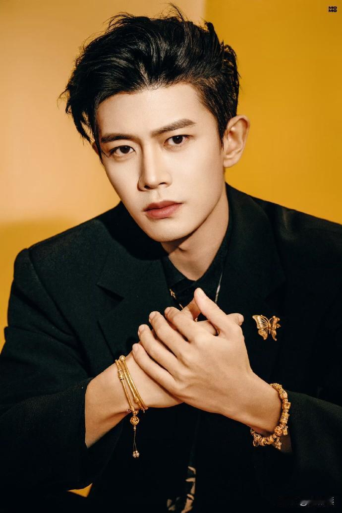 《凤凰台上》，说到任嘉伦接这个戏，其实挺现实的。他虽然挺红的，但跟前公司合约到期