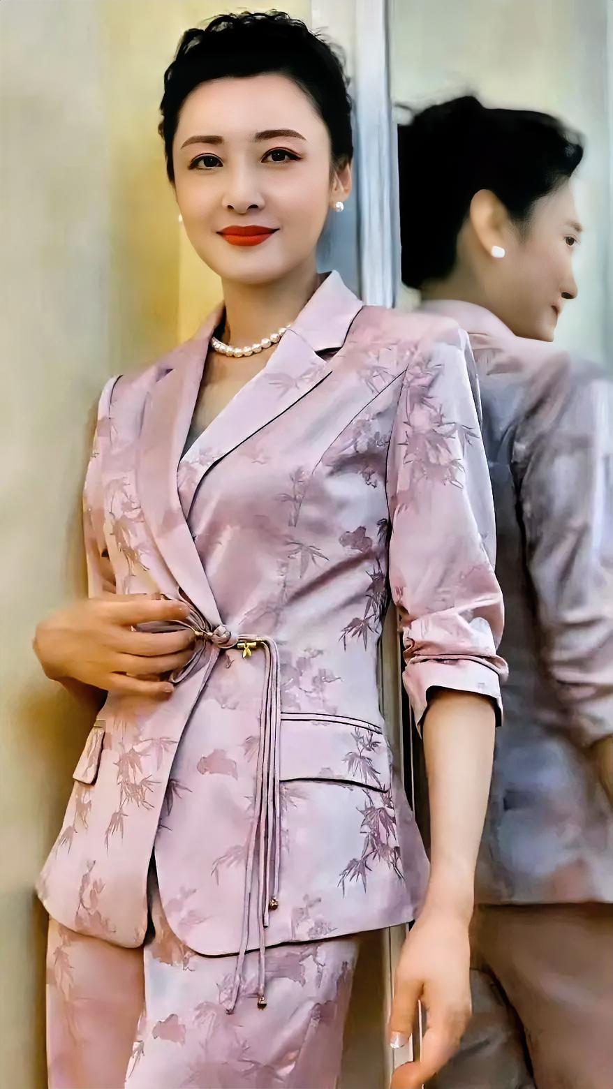 50+的周涛这状态，谁看了不说绝！家人们，周涛这组图真的杀疯了！少女粉西装