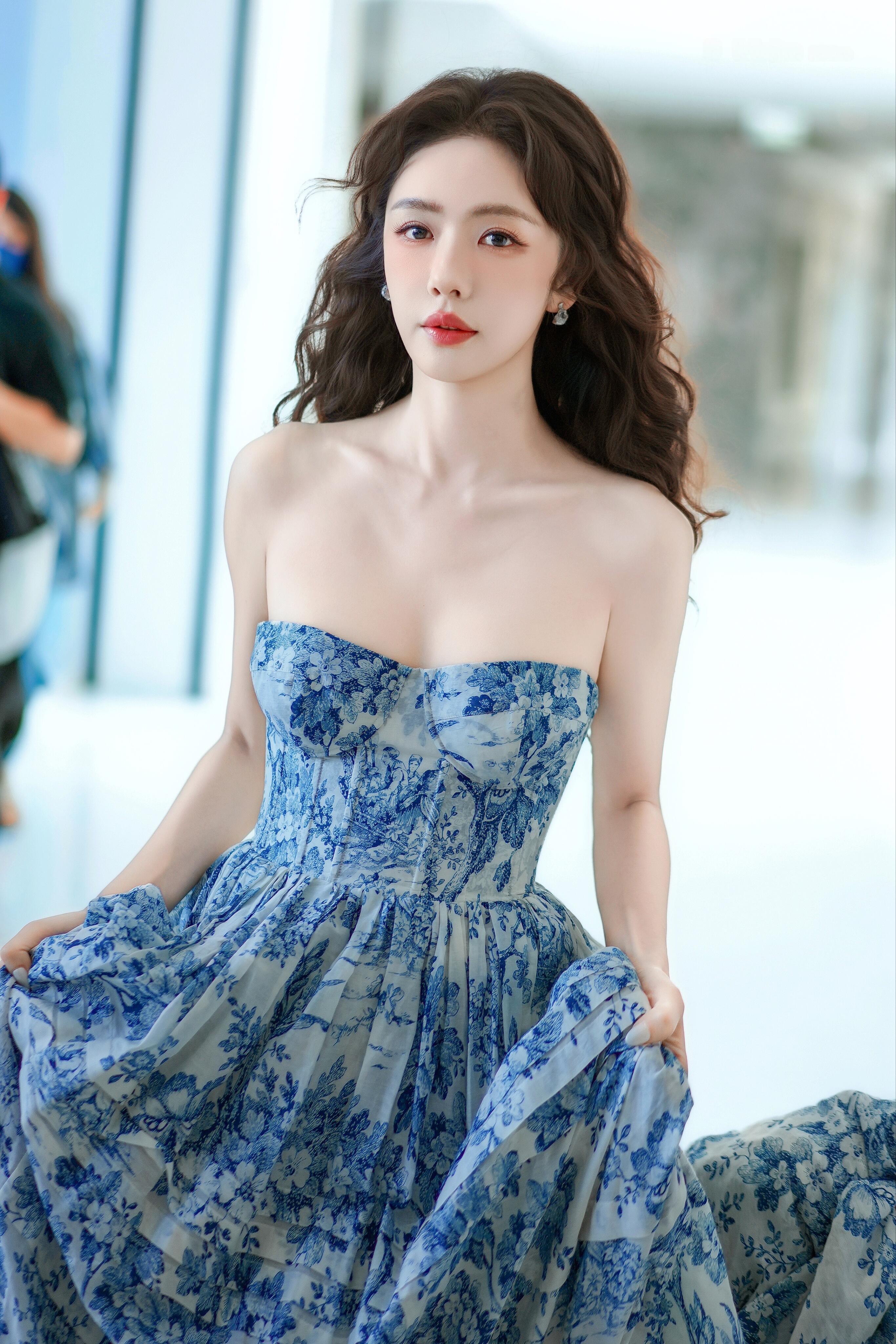 蔡文静抹胸礼服身材巨好