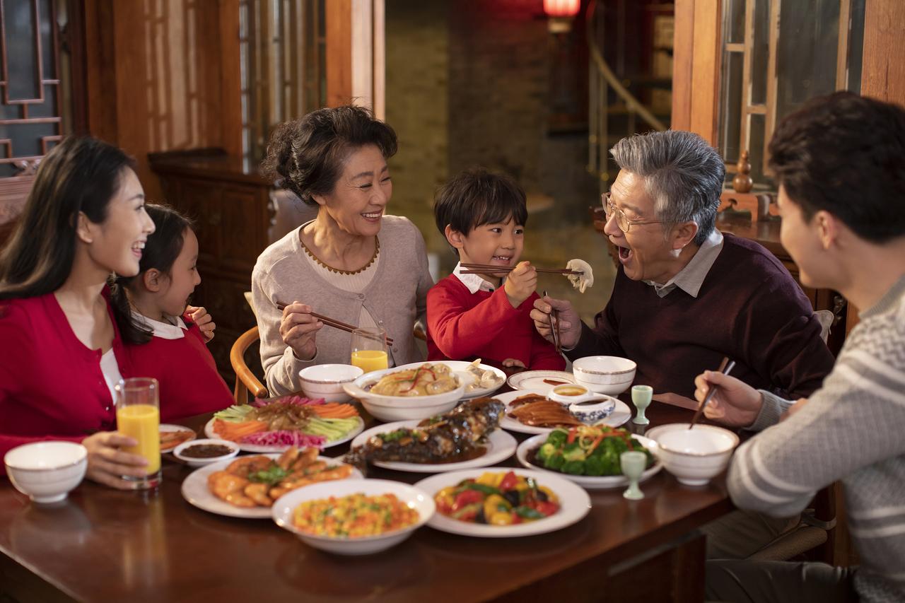 拜年时舅舅含泪一句“明年别来了”，道尽长辈藏了一辈子的温柔大年初三，我按着