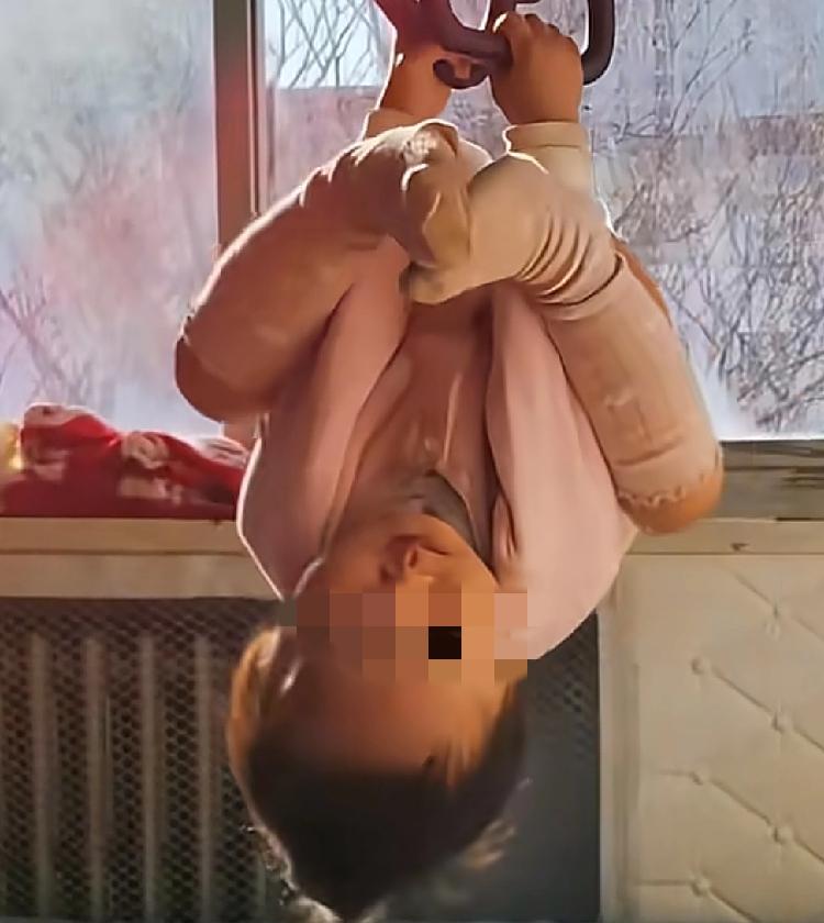 河北秦皇岛一位八个月的小女孩平时在家没有什么特别的爱好，就是特别喜欢玩儿吊环