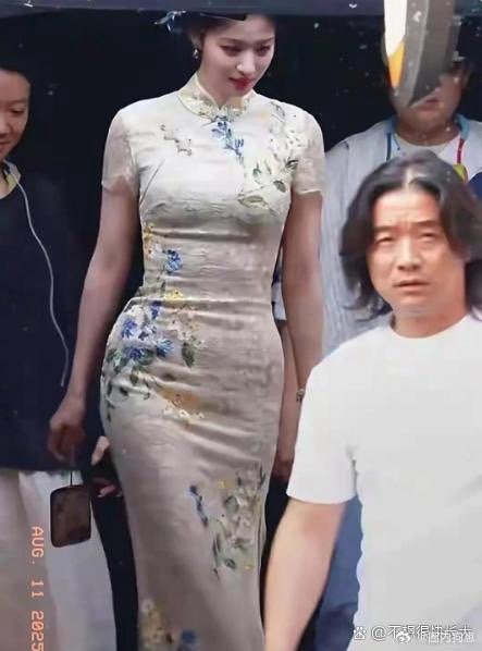 胯大的女生完全不用自卑！你们本就是天选旗袍人，看看王楚然就知道了——她的胯部线条