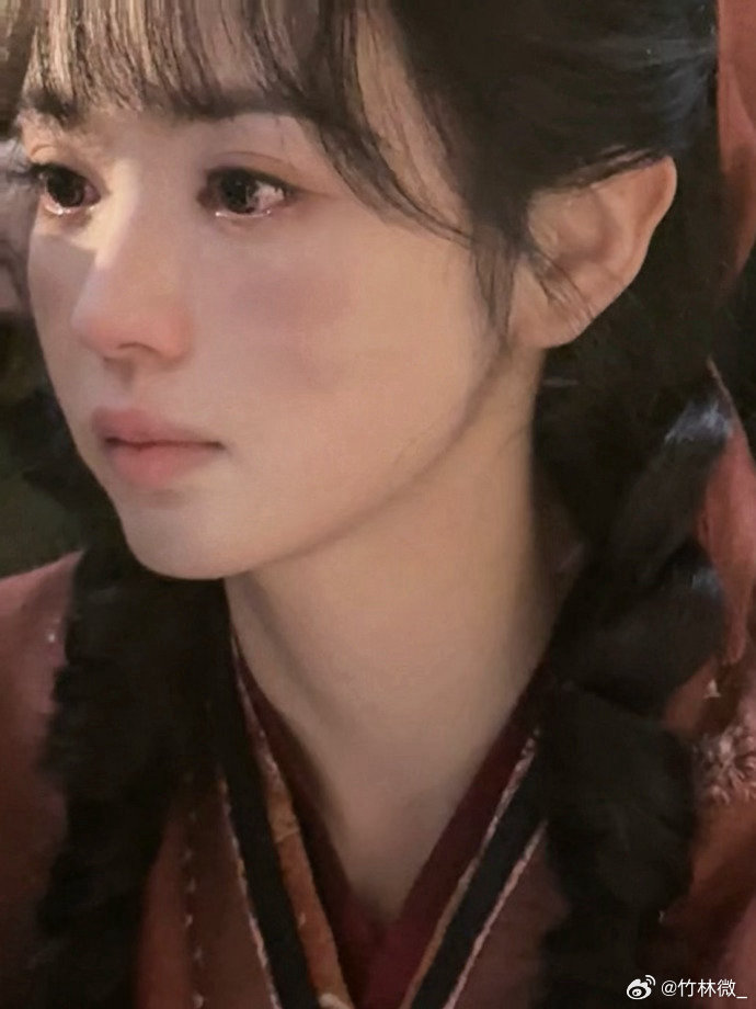 小花猫田曦薇田曦薇在cos小花猫田曦薇这个受伤小花猫也太惹人疼了！眼睛红红的含着