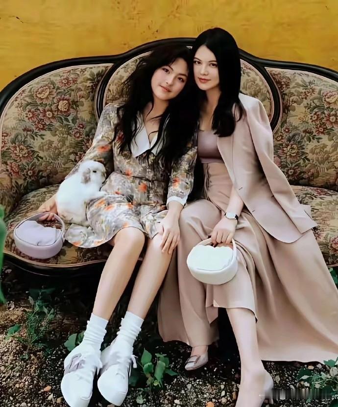 李湘暴瘦，和女儿如同复制粘贴